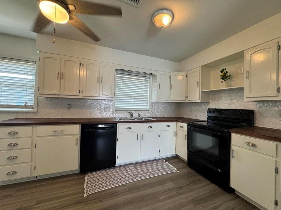 For Rent: $2,600 (3 beds, 2 baths, 1571 Square Feet)