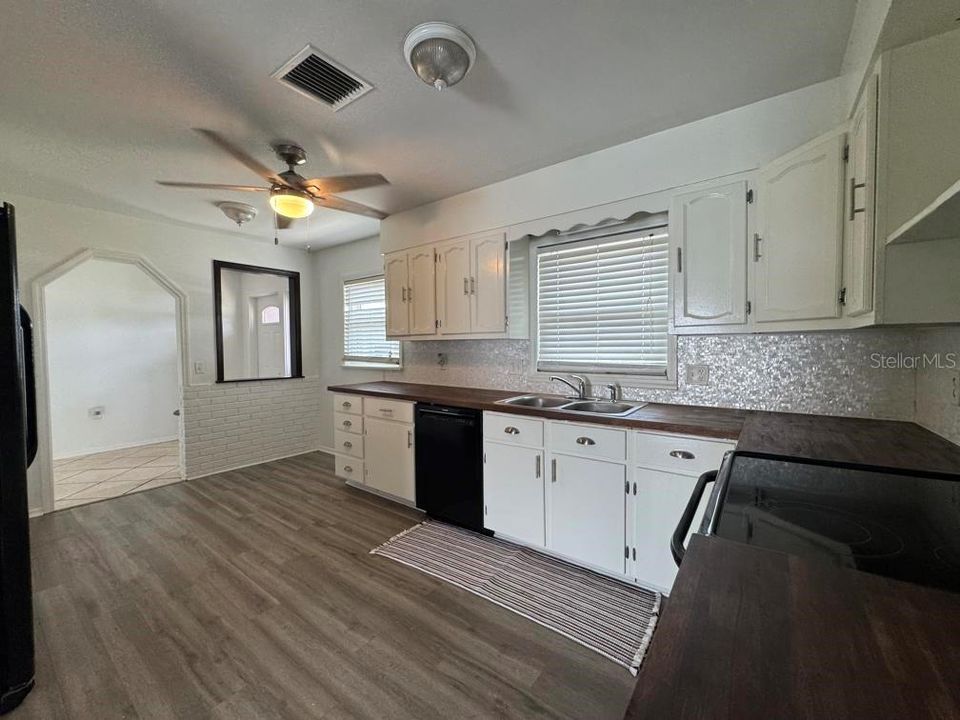 For Rent: $2,600 (3 beds, 2 baths, 1571 Square Feet)
