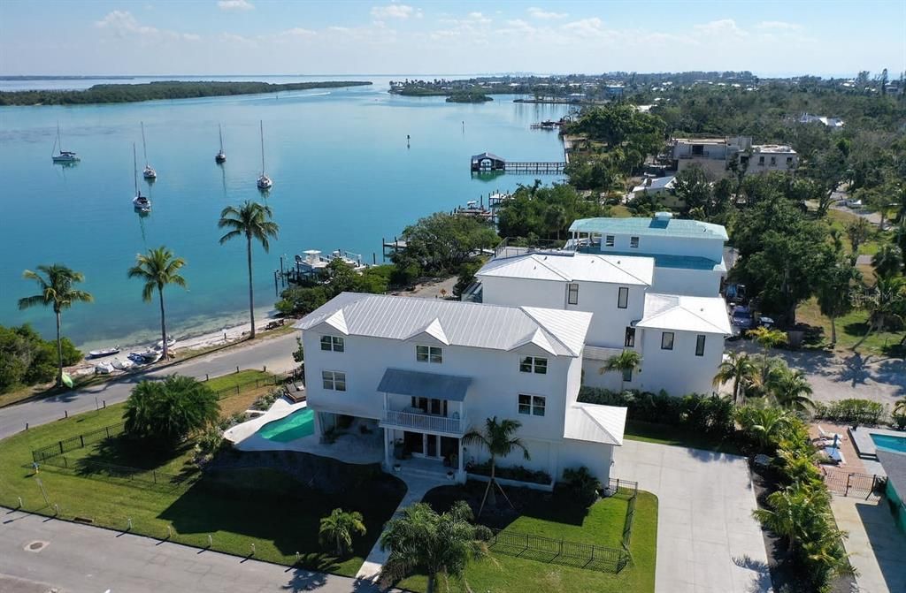Vendido Recientemente: $4,177,000 (4 camas, 3 baños, 3688 Pies cuadrados)