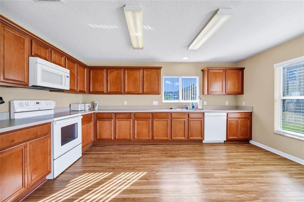 На продажу: $349,900 (3 спален, 2 ванн, 1909 Квадратных фут)