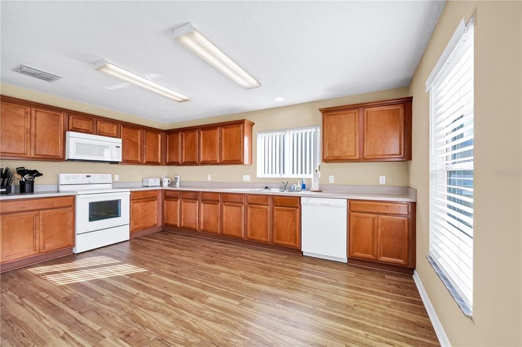 На продажу: $349,900 (3 спален, 2 ванн, 1909 Квадратных фут)