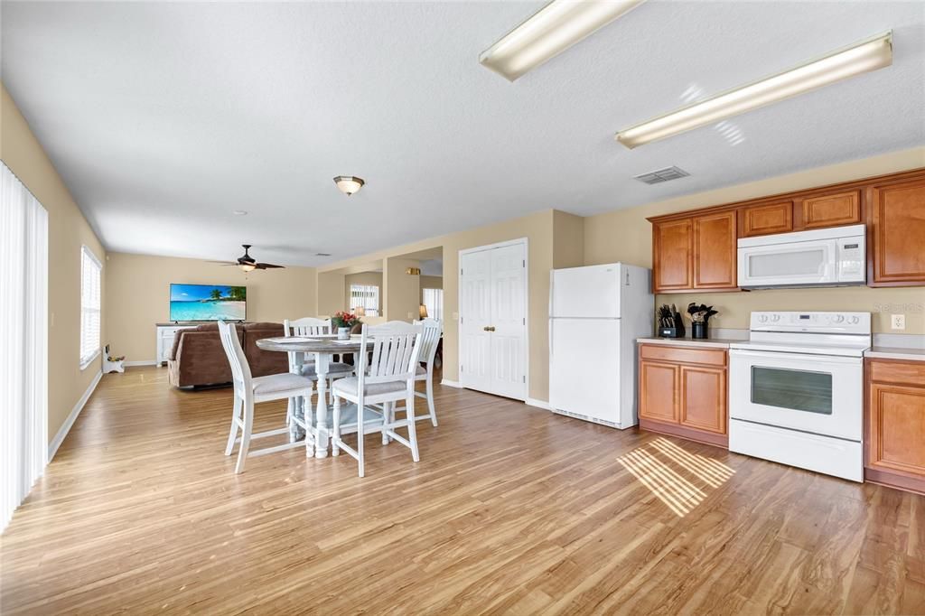 На продажу: $349,900 (3 спален, 2 ванн, 1909 Квадратных фут)