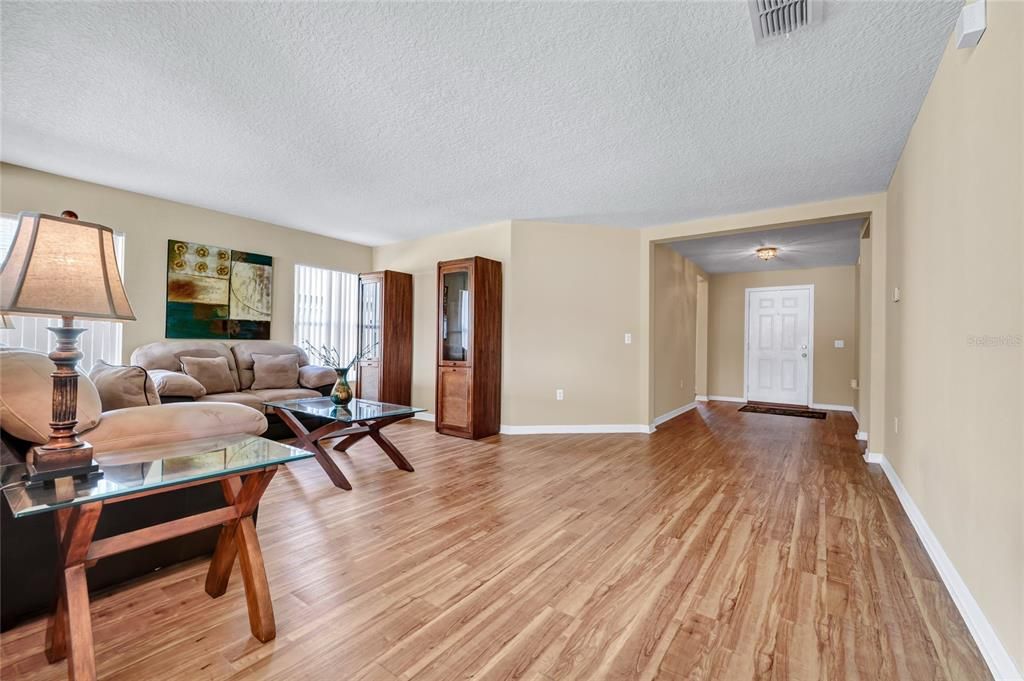 На продажу: $349,900 (3 спален, 2 ванн, 1909 Квадратных фут)