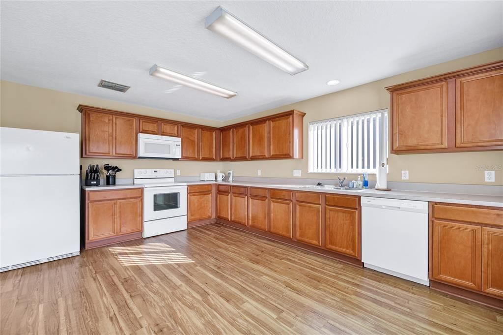 На продажу: $349,900 (3 спален, 2 ванн, 1909 Квадратных фут)