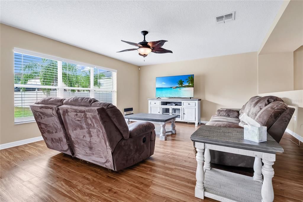 На продажу: $349,900 (3 спален, 2 ванн, 1909 Квадратных фут)