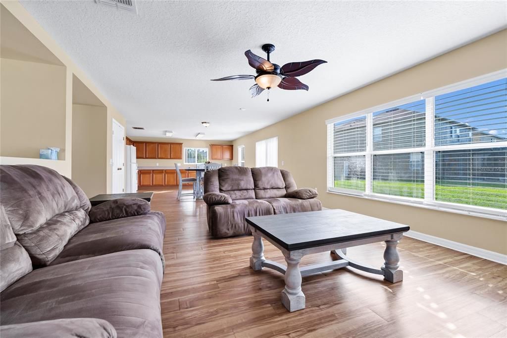 На продажу: $349,900 (3 спален, 2 ванн, 1909 Квадратных фут)