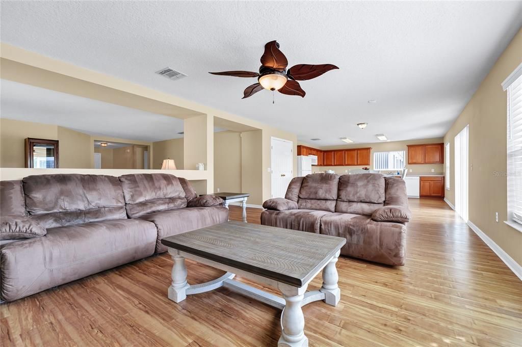 На продажу: $349,900 (3 спален, 2 ванн, 1909 Квадратных фут)