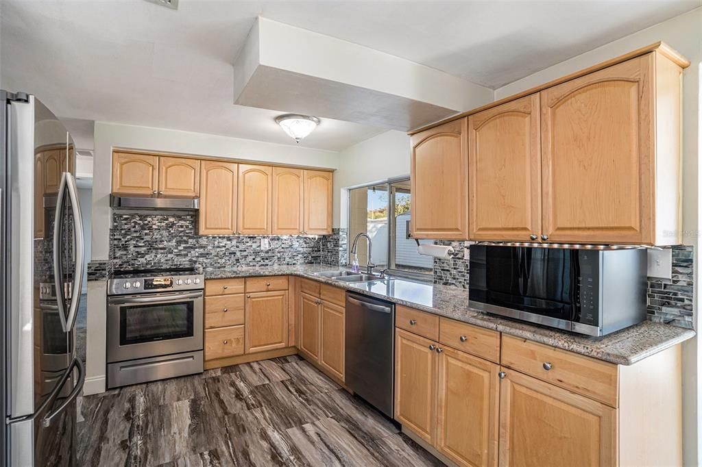 For Sale: $235,000 (3 beds, 3 baths, 1608 Square Feet)