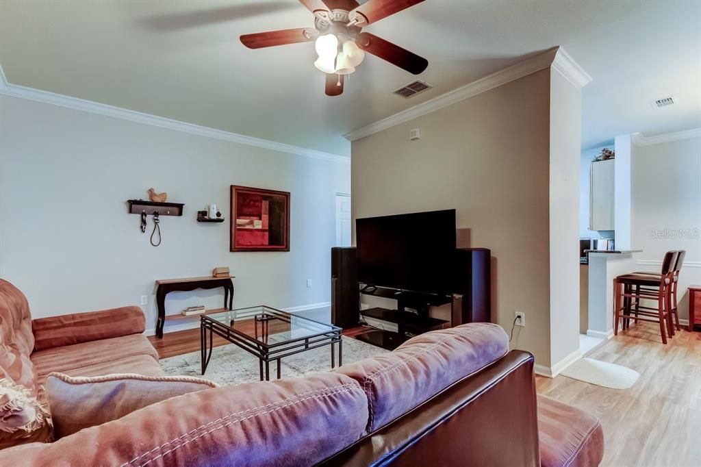 待售: $275,000 (2 贝兹, 2 浴室, 1125 平方英尺)