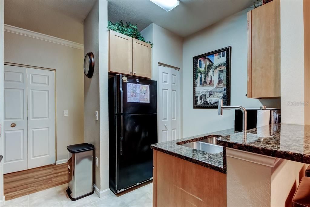 待售: $275,000 (2 贝兹, 2 浴室, 1125 平方英尺)