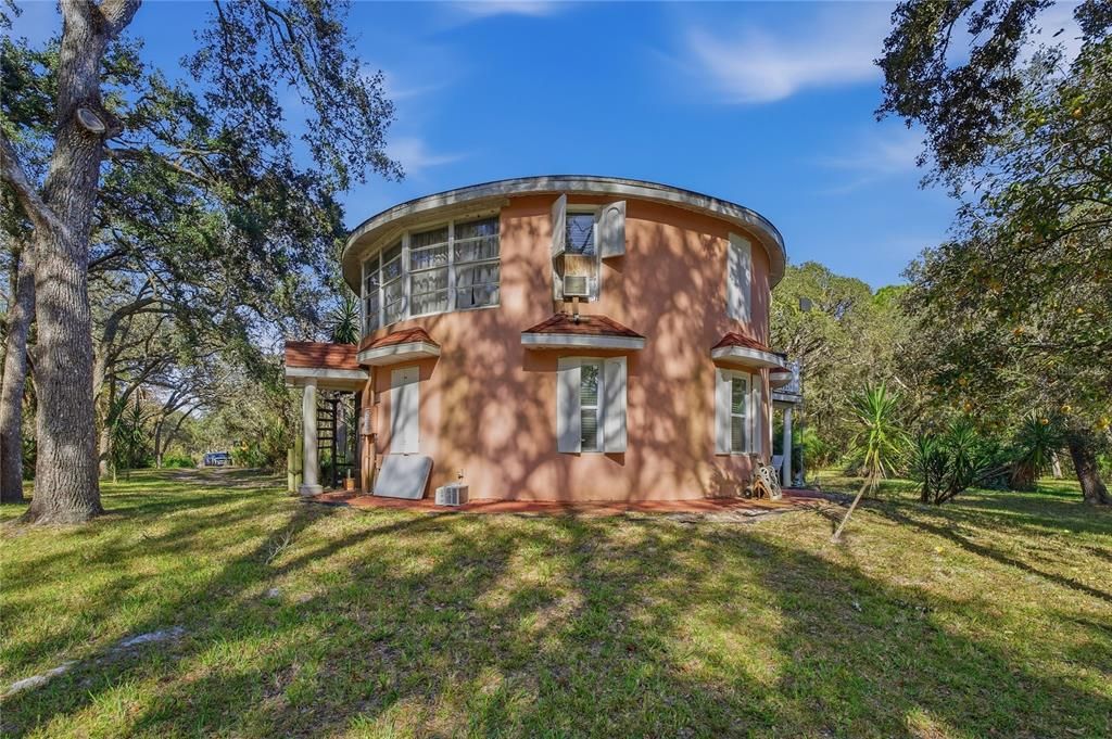 For Sale: $340,000 (2 beds, 2 baths, 906 Square Feet)