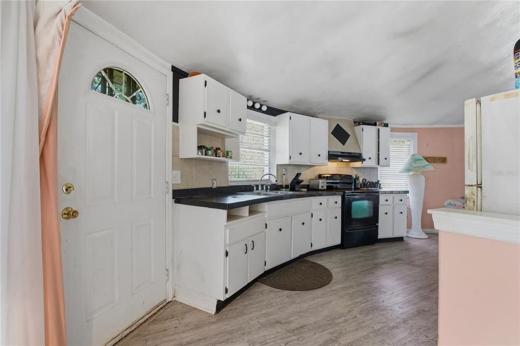 For Sale: $340,000 (2 beds, 2 baths, 906 Square Feet)