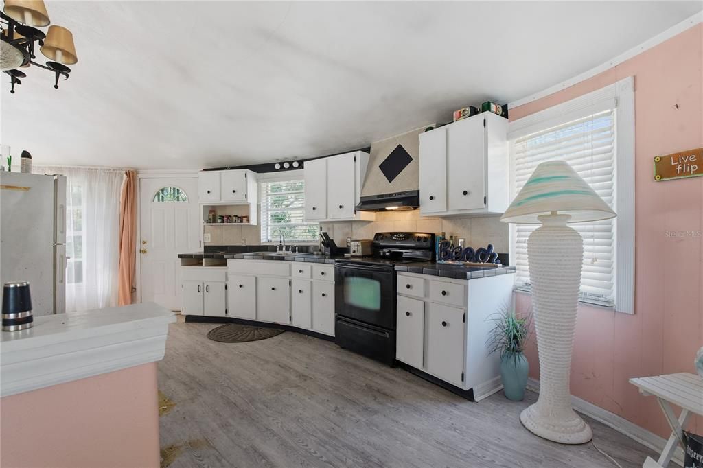 For Sale: $340,000 (2 beds, 2 baths, 906 Square Feet)