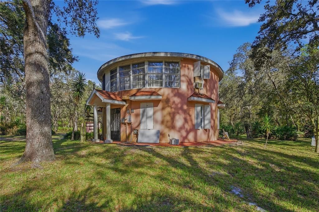 For Sale: $340,000 (2 beds, 2 baths, 906 Square Feet)