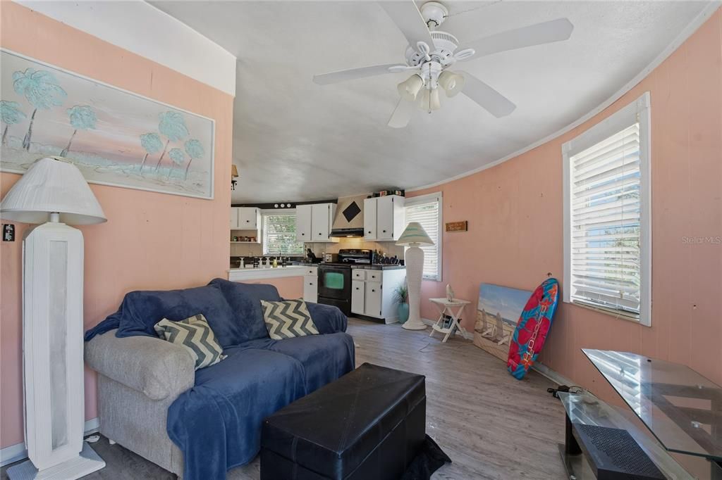 For Sale: $340,000 (2 beds, 2 baths, 906 Square Feet)