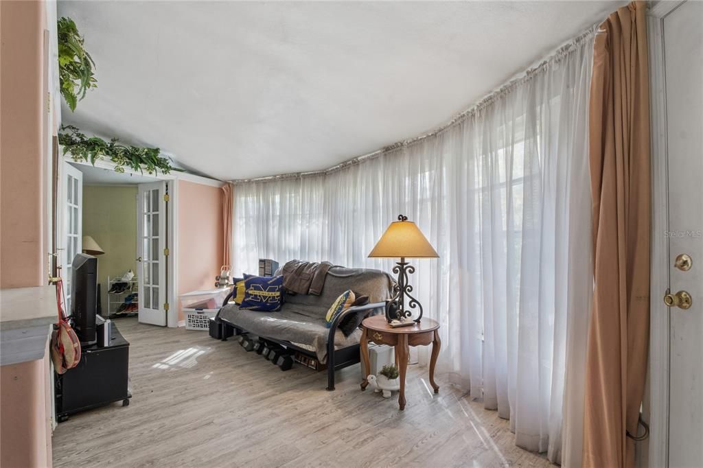 For Sale: $340,000 (2 beds, 2 baths, 906 Square Feet)