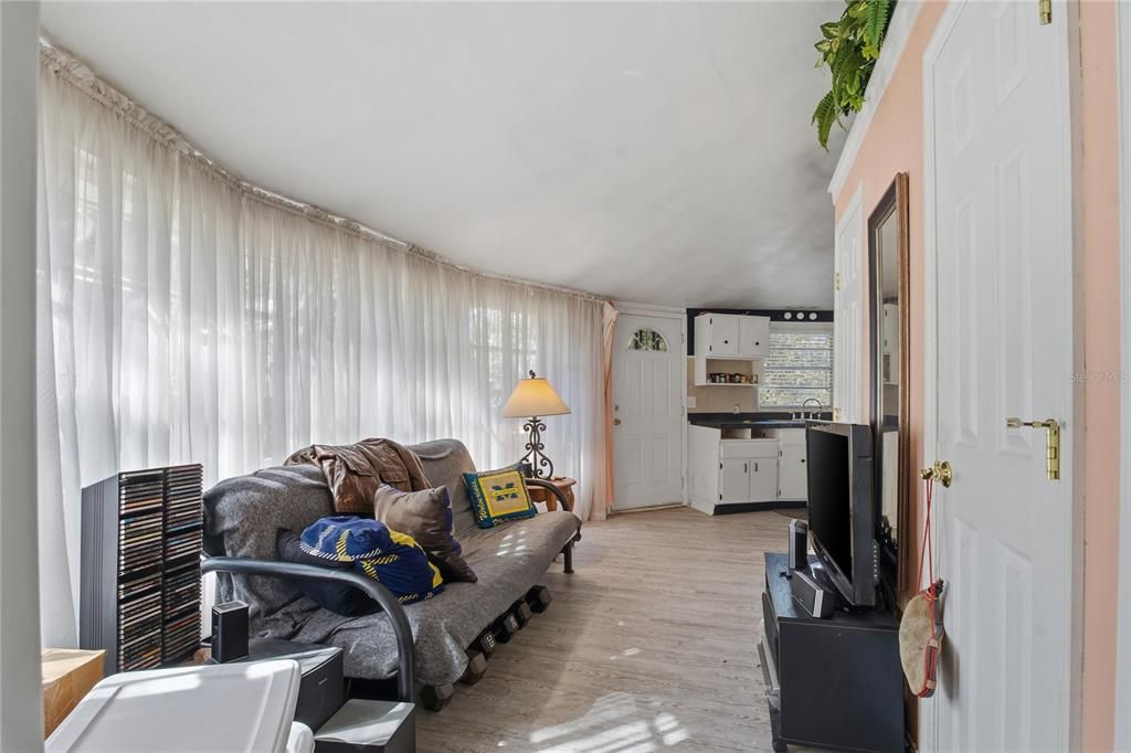 For Sale: $340,000 (2 beds, 2 baths, 906 Square Feet)