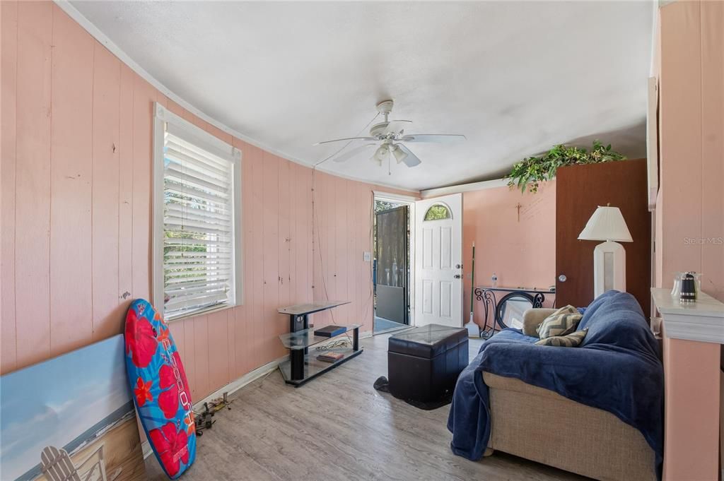For Sale: $340,000 (2 beds, 2 baths, 906 Square Feet)