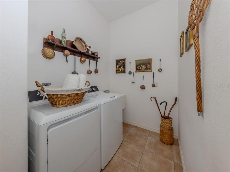 For Sale: $549,900 (3 beds, 2 baths, 2359 Square Feet)