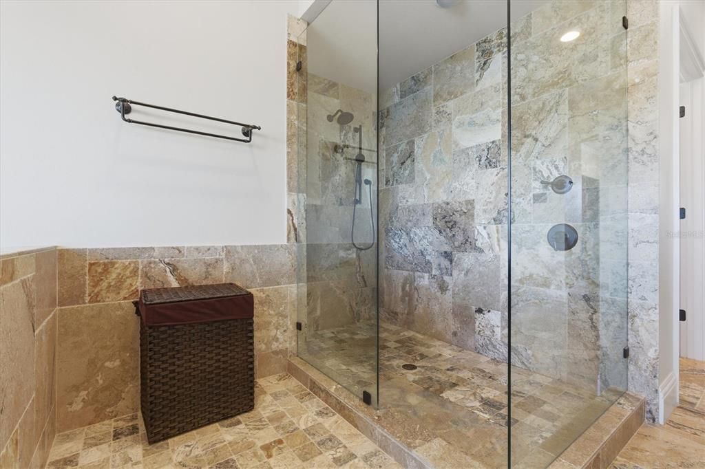 En Venta: $3,799,000 (3 camas, 2 baños, 3758 Pies cuadrados)