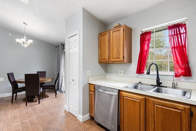 待售: $425,000 (3 贝兹, 2 浴室, 1224 平方英尺)