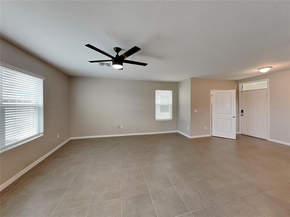 For Rent: $2,519 (4 beds, 2 baths, 2007 Square Feet)