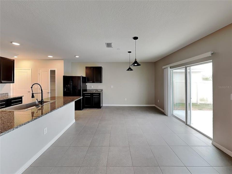 For Rent: $2,519 (4 beds, 2 baths, 2007 Square Feet)