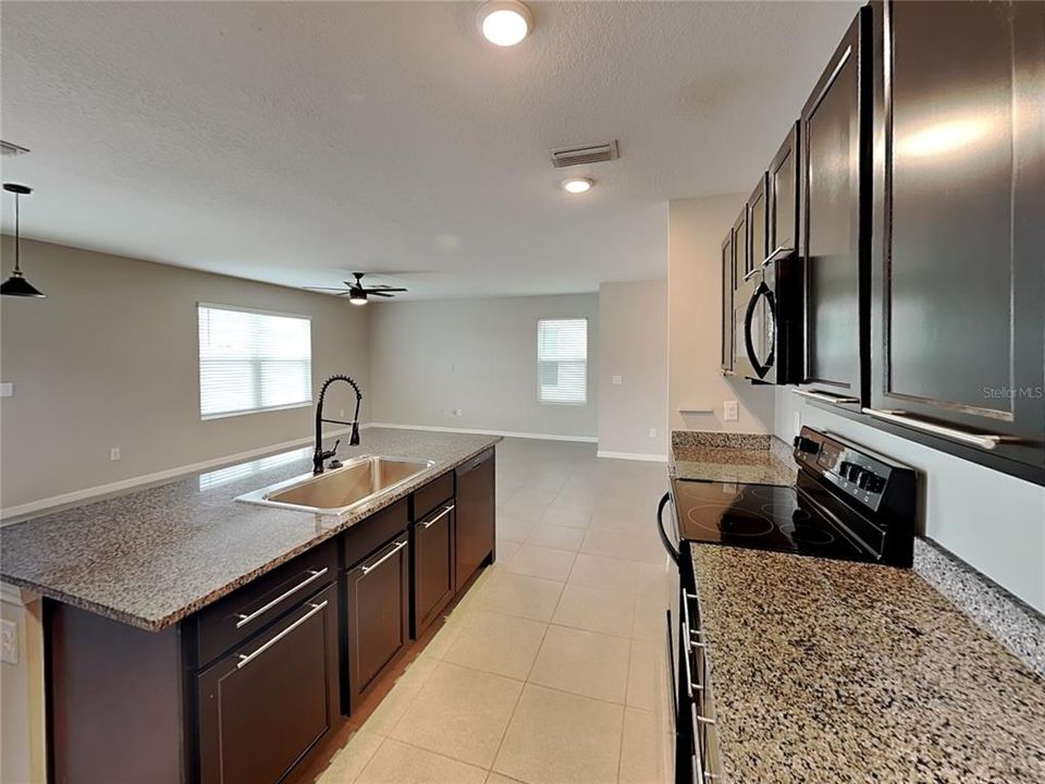 For Rent: $2,519 (4 beds, 2 baths, 2007 Square Feet)