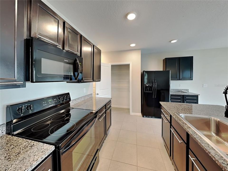 For Rent: $2,519 (4 beds, 2 baths, 2007 Square Feet)