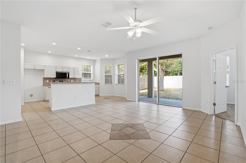 待售: $359,900 (4 贝兹, 2 浴室, 2390 平方英尺)