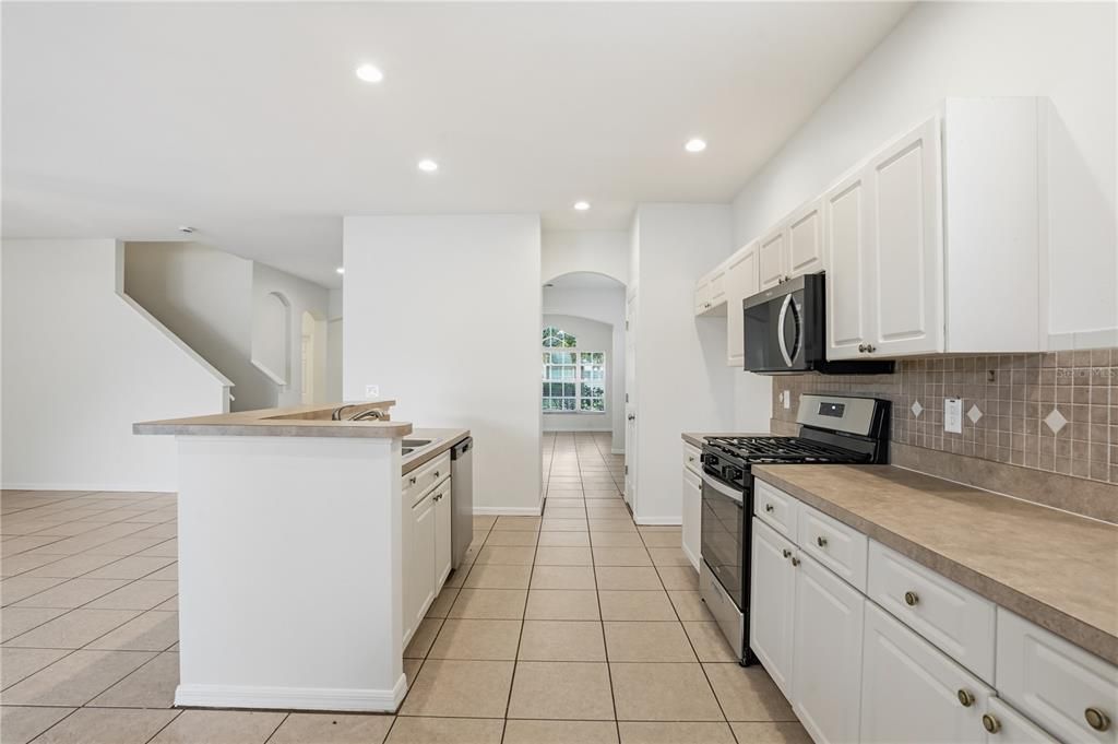 待售: $359,900 (4 贝兹, 2 浴室, 2390 平方英尺)