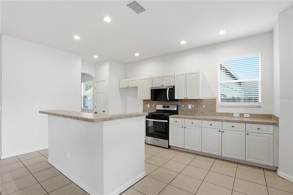 待售: $359,900 (4 贝兹, 2 浴室, 2390 平方英尺)