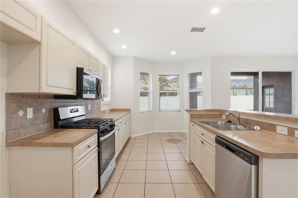 待售: $359,900 (4 贝兹, 2 浴室, 2390 平方英尺)