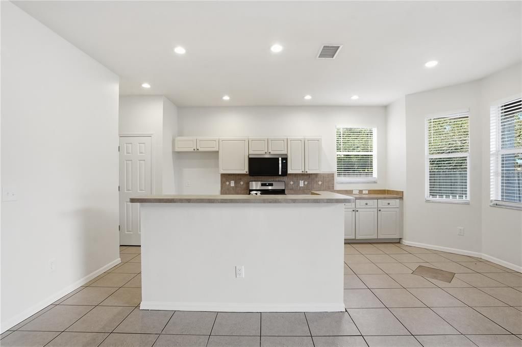 待售: $359,900 (4 贝兹, 2 浴室, 2390 平方英尺)