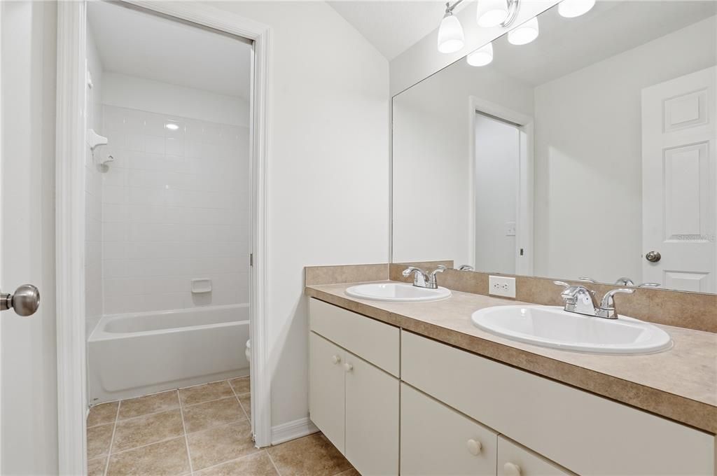 待售: $359,900 (4 贝兹, 2 浴室, 2390 平方英尺)