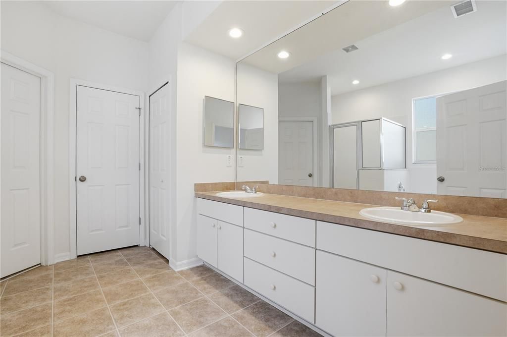 待售: $359,900 (4 贝兹, 2 浴室, 2390 平方英尺)