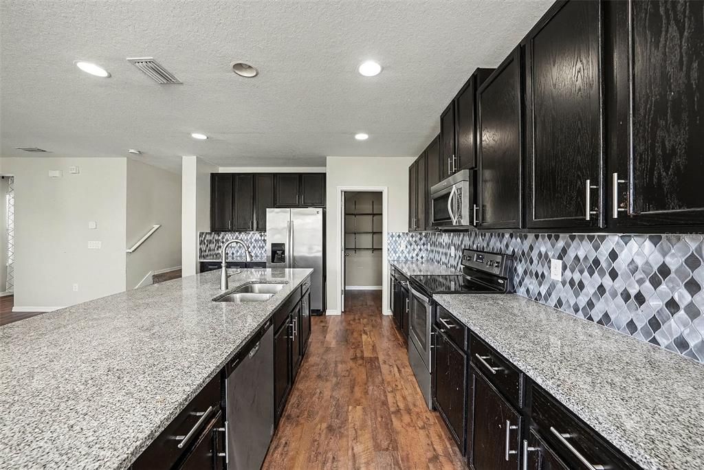 En Venta: $375,000 (4 camas, 2 baños, 2307 Pies cuadrados)