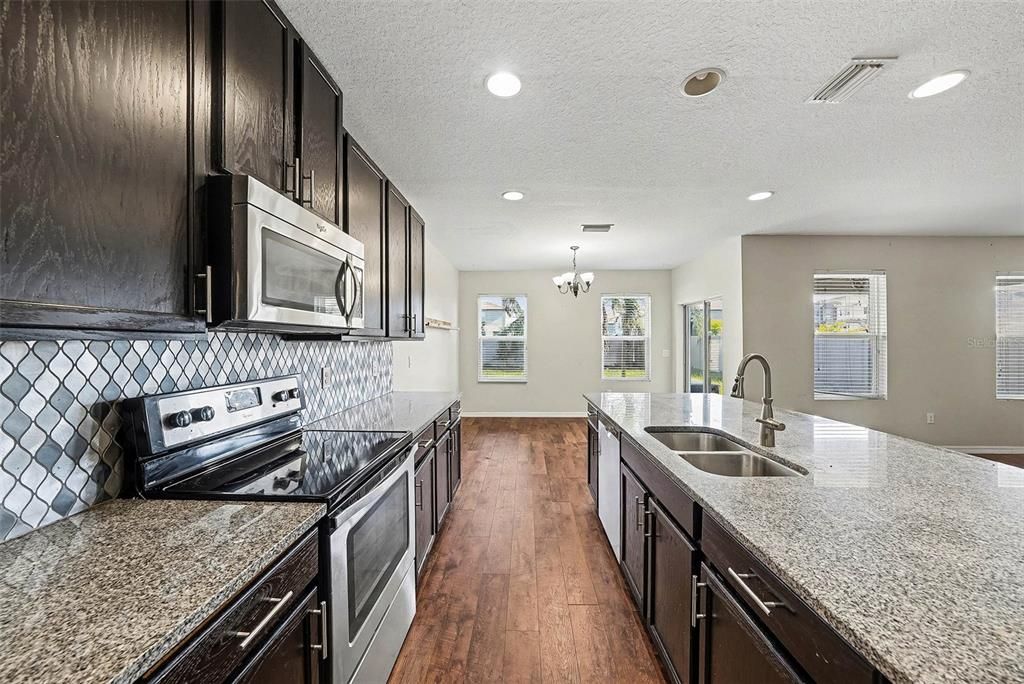 En Venta: $375,000 (4 camas, 2 baños, 2307 Pies cuadrados)