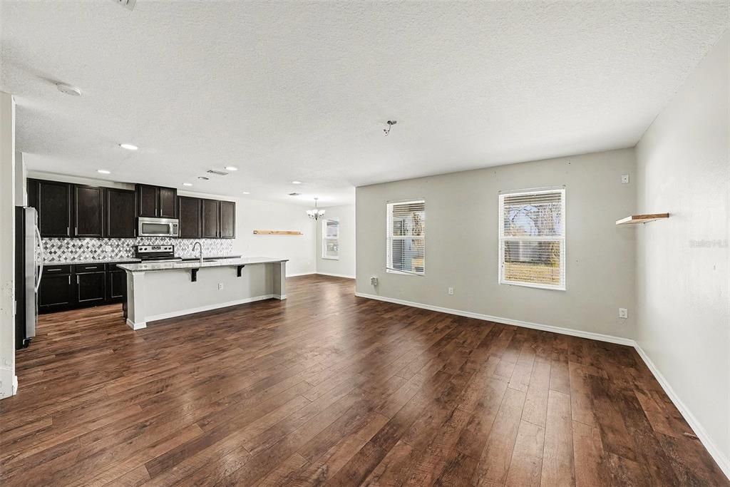 En Venta: $375,000 (4 camas, 2 baños, 2307 Pies cuadrados)