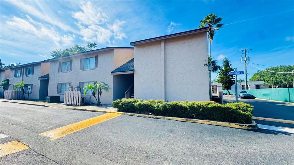 For Rent: $1,300 (1 beds, 1 baths, 707 Square Feet)