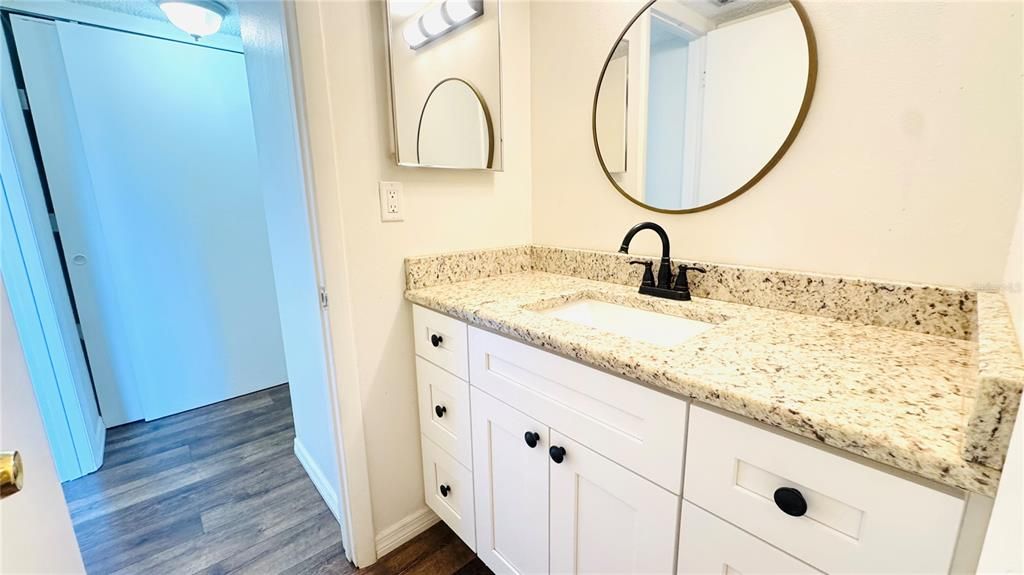 For Rent: $1,300 (1 beds, 1 baths, 707 Square Feet)