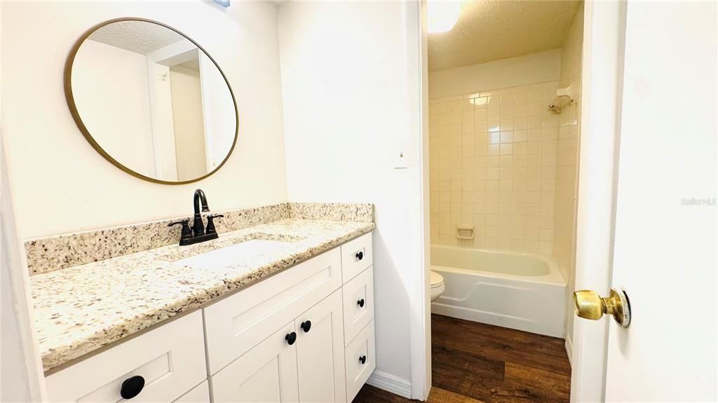 For Rent: $1,300 (1 beds, 1 baths, 707 Square Feet)