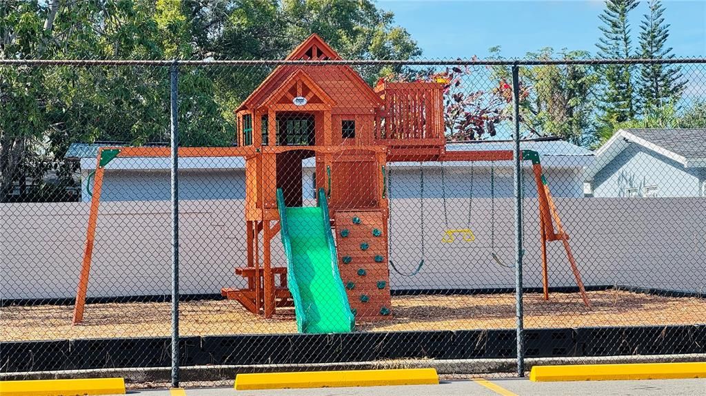 For Rent: $1,300 (1 beds, 1 baths, 707 Square Feet)