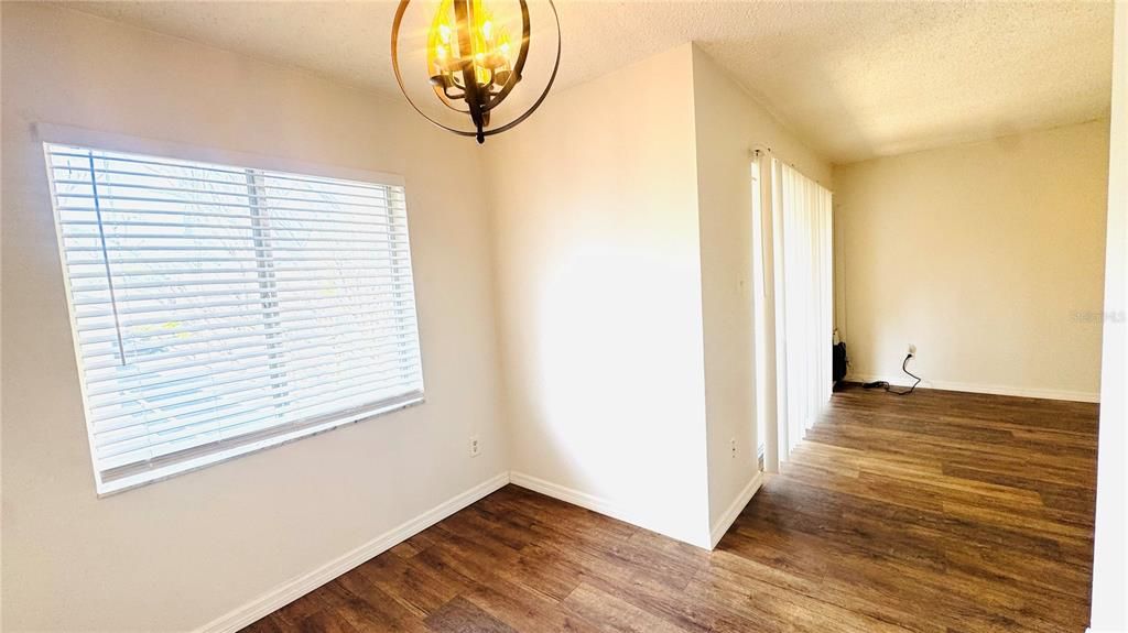 For Rent: $1,300 (1 beds, 1 baths, 707 Square Feet)