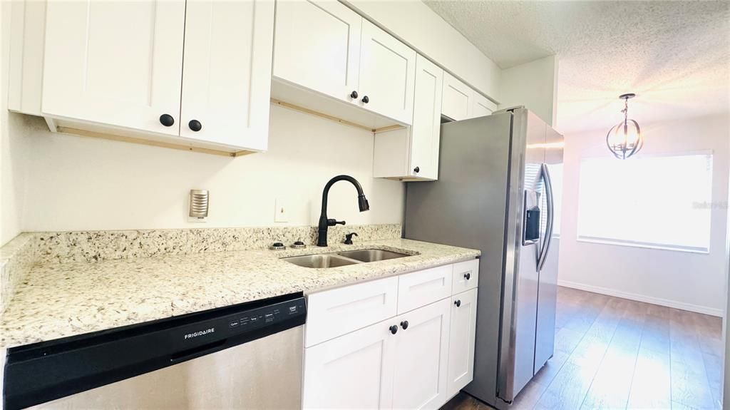 For Rent: $1,300 (1 beds, 1 baths, 707 Square Feet)