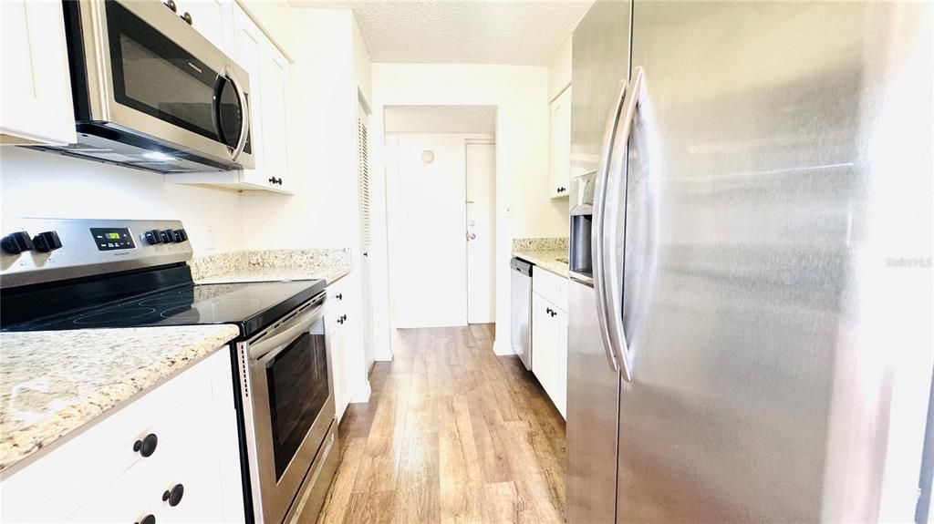 For Rent: $1,300 (1 beds, 1 baths, 707 Square Feet)