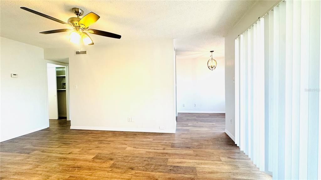 For Rent: $1,300 (1 beds, 1 baths, 707 Square Feet)