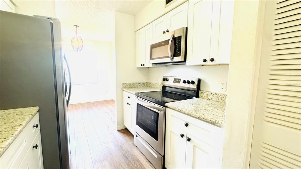 For Rent: $1,300 (1 beds, 1 baths, 707 Square Feet)