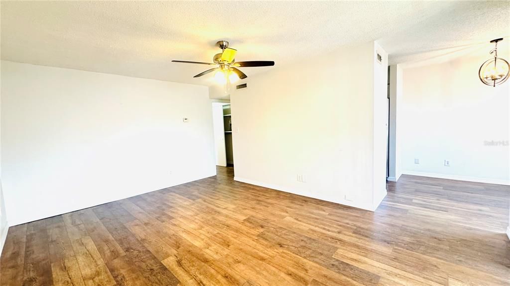For Rent: $1,300 (1 beds, 1 baths, 707 Square Feet)