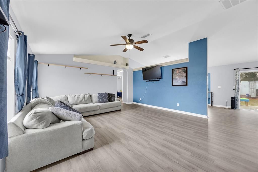 En Venta: $275,000 (3 camas, 2 baños, 1572 Pies cuadrados)